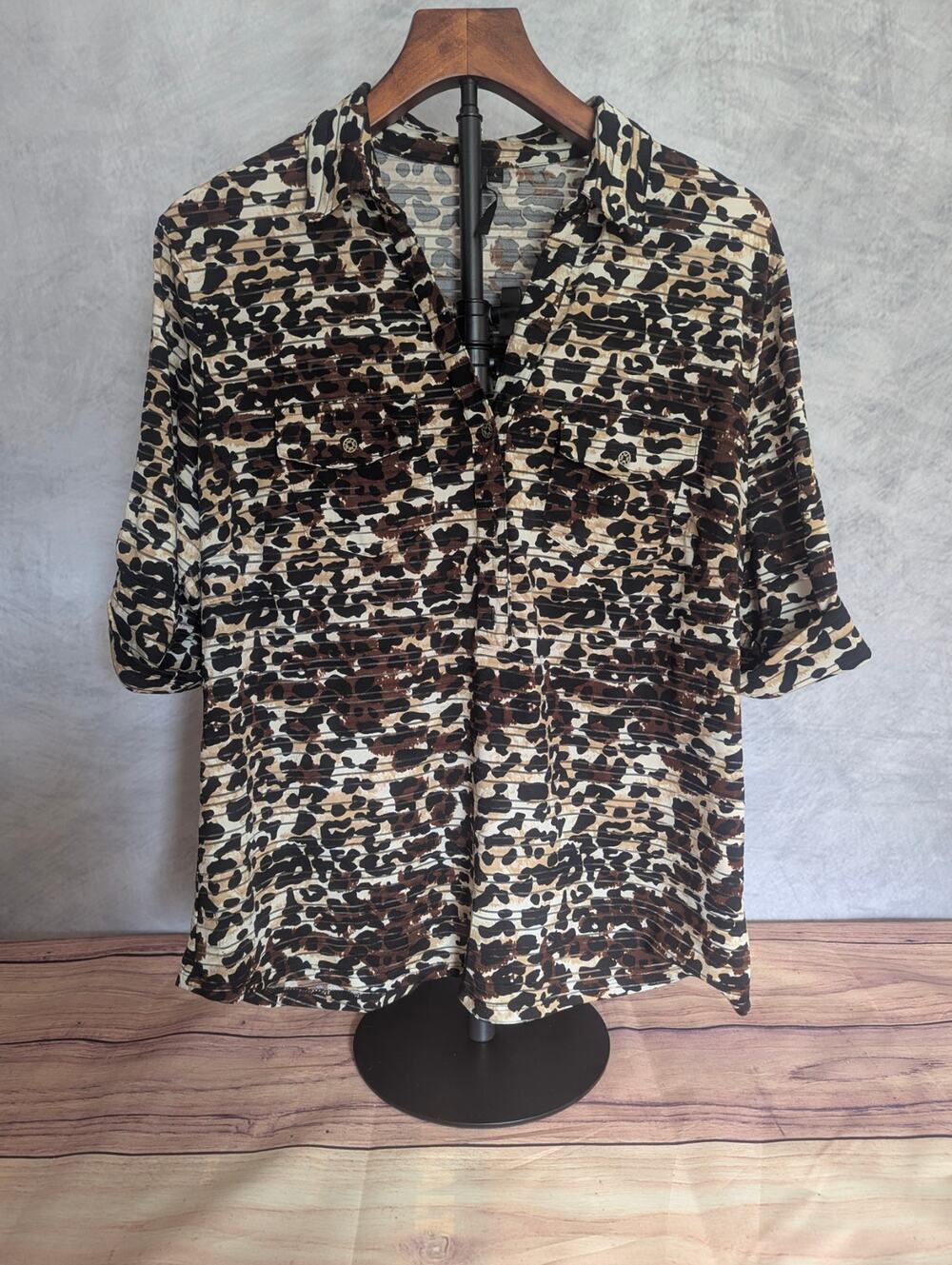 Cathy Leopard Print V‑Neck Textured Top L – Mesh Detail & 3‑Button Front